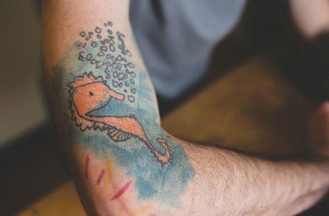 un-homme-se-fait-tatouer-les-dessins-de-son-fils- (6)