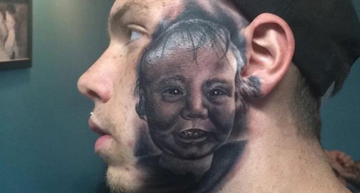 Il se fait tatouer le portrait de son fils sur le visage