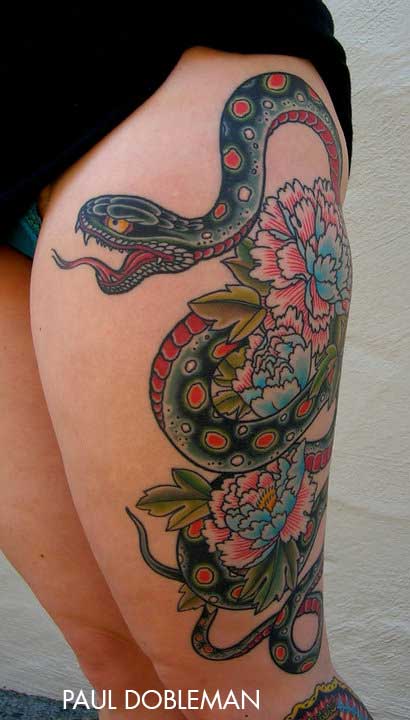 Tatouage old school Serpent avec des fleurs – Inkage