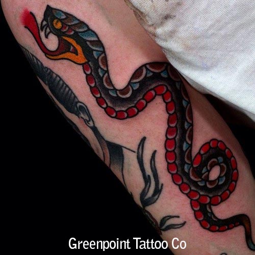 Tatouage old school serpent ventre rouge – Inkage
