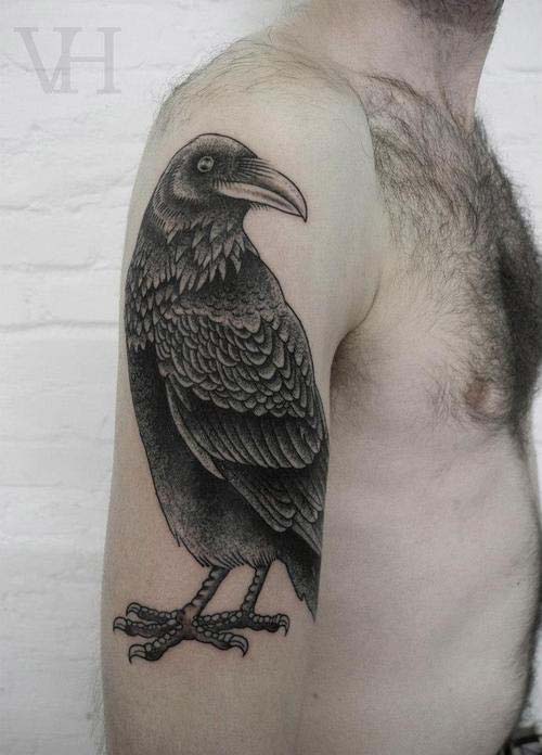 Tatouage corbeau sur le haut du bras – Inkage