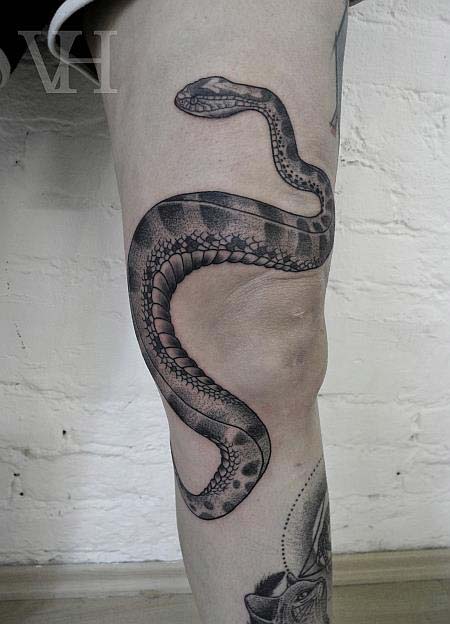 Tatouage serpent sur la jambes – Inkage